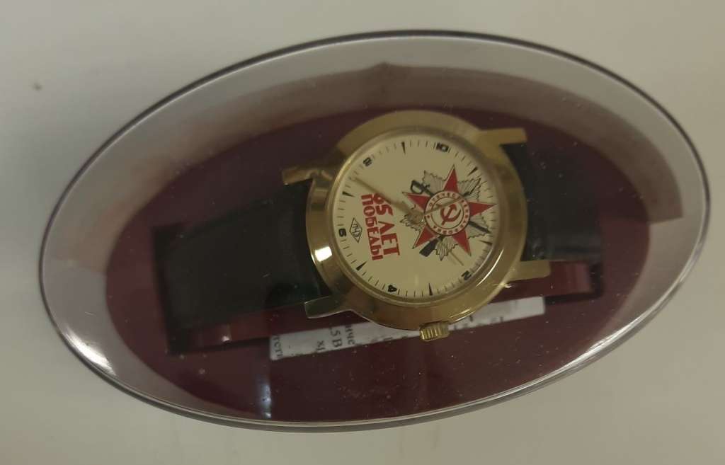 Кварцевые часы &quot;65 лет победы&quot;, новые в упаковке (Сост. на фото)